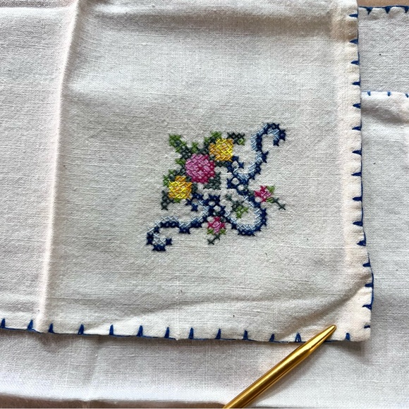 Vintage Set of 6 Hand Embroidered napkins, 2 different compatible designs - Picture 6 of 12